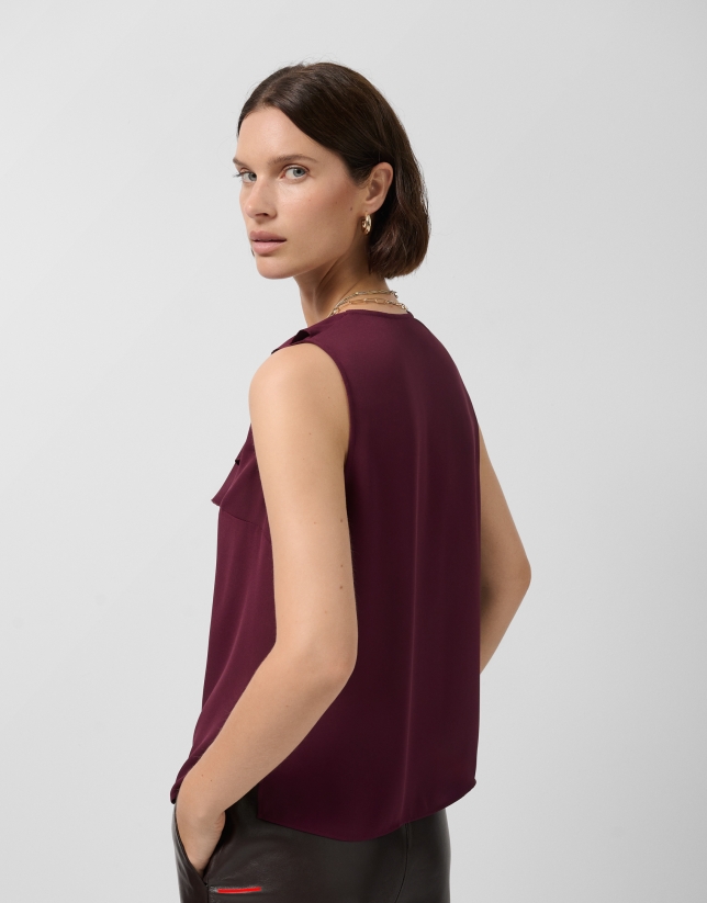 Blusa sin mangas en crepé rojo con volante