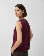 Blusa sin mangas en crepé rojo con volante