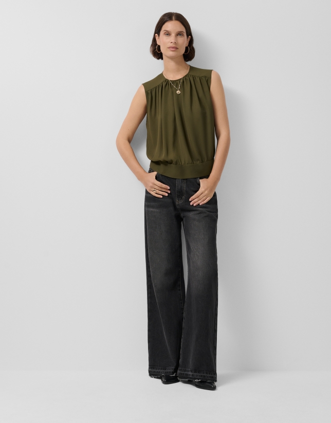 Sleeveless puffed blouse in green crepe