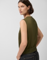Sleeveless puffed blouse in green crepe