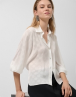 Camisa en bambula blanco con jacquard de círculos