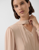 Blusa oversize cuello lazada beige