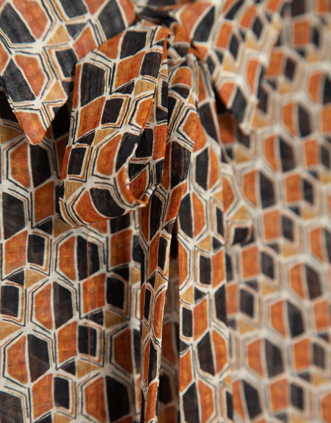Blusa con lazada estampado geométrico tonos marrones
