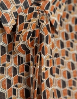 Blusa con lazada estampado geométrico tonos marrones