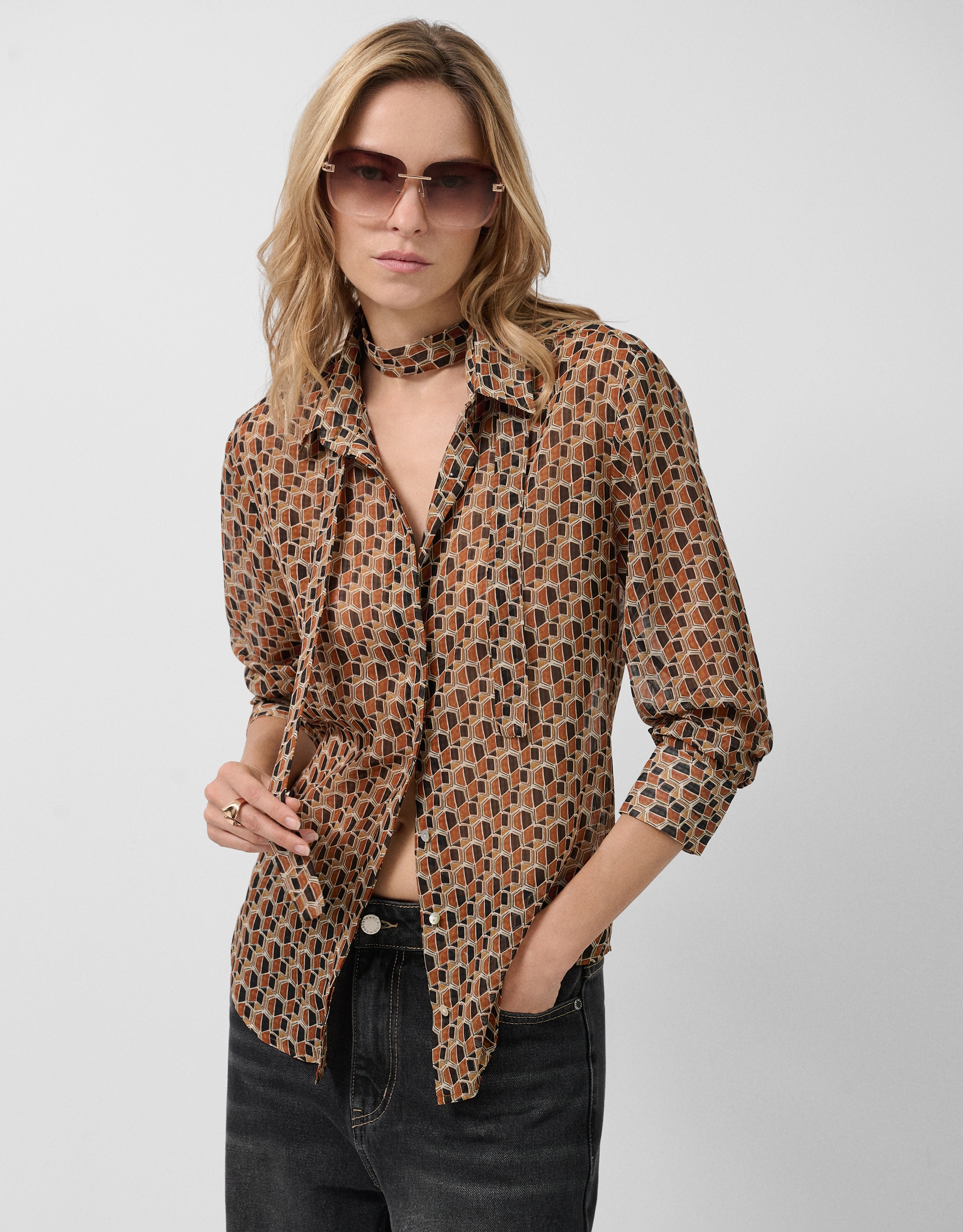 Blusa con lazada estampado geom&eacute;trico tonos marrones