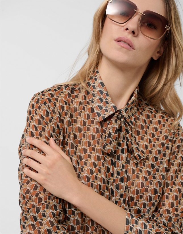 Blusa con lazada estampado geométrico tonos marrones