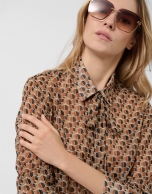 Blusa con lazada estampado geométrico tonos marrones