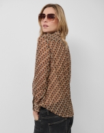 Blusa con lazada estampado geométrico tonos marrones