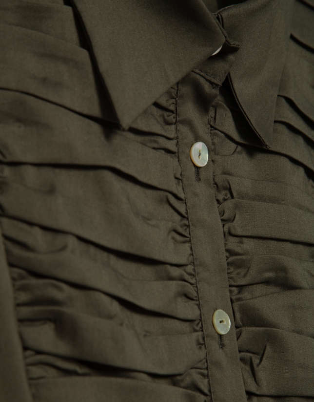 Camisa con pechera drapeada verde oscuro