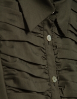 Camisa con pechera drapeada verde oscuro