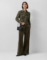Camisa con pechera drapeada verde oscuro
