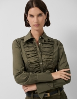 Camisa con pechera drapeada verde oscuro