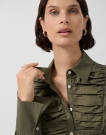 Camisa con pechera drapeada verde oscuro