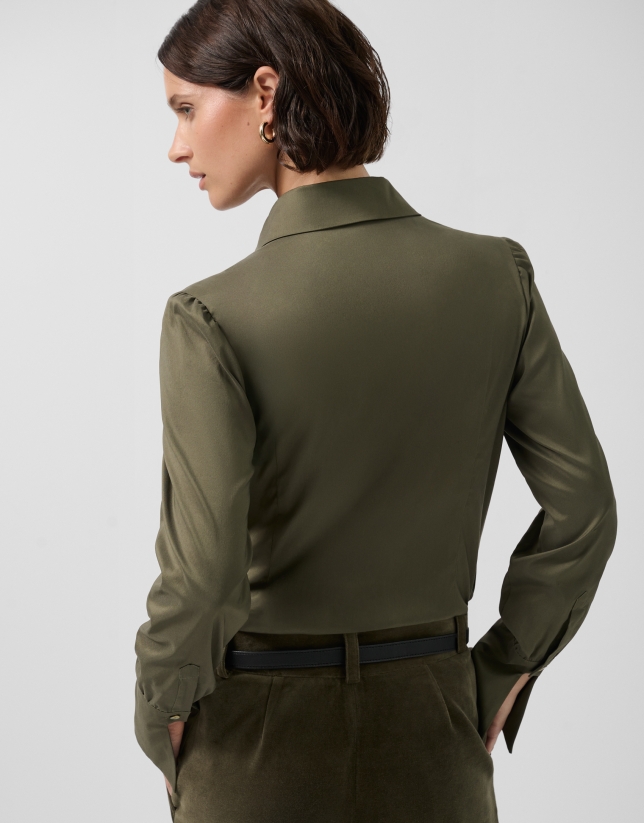 Camisa con pechera drapeada verde oscuro