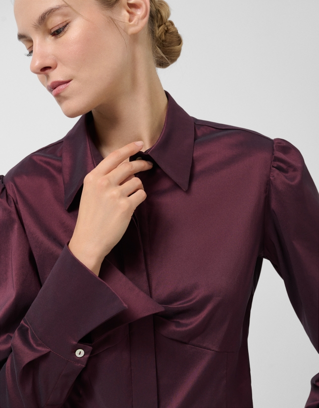 Camisa con pliegue en pecho color berenjena