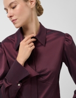 Camisa con pliegue en pecho color berenjena