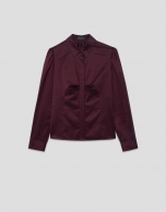 Camisa con pliegue en pecho color berenjena