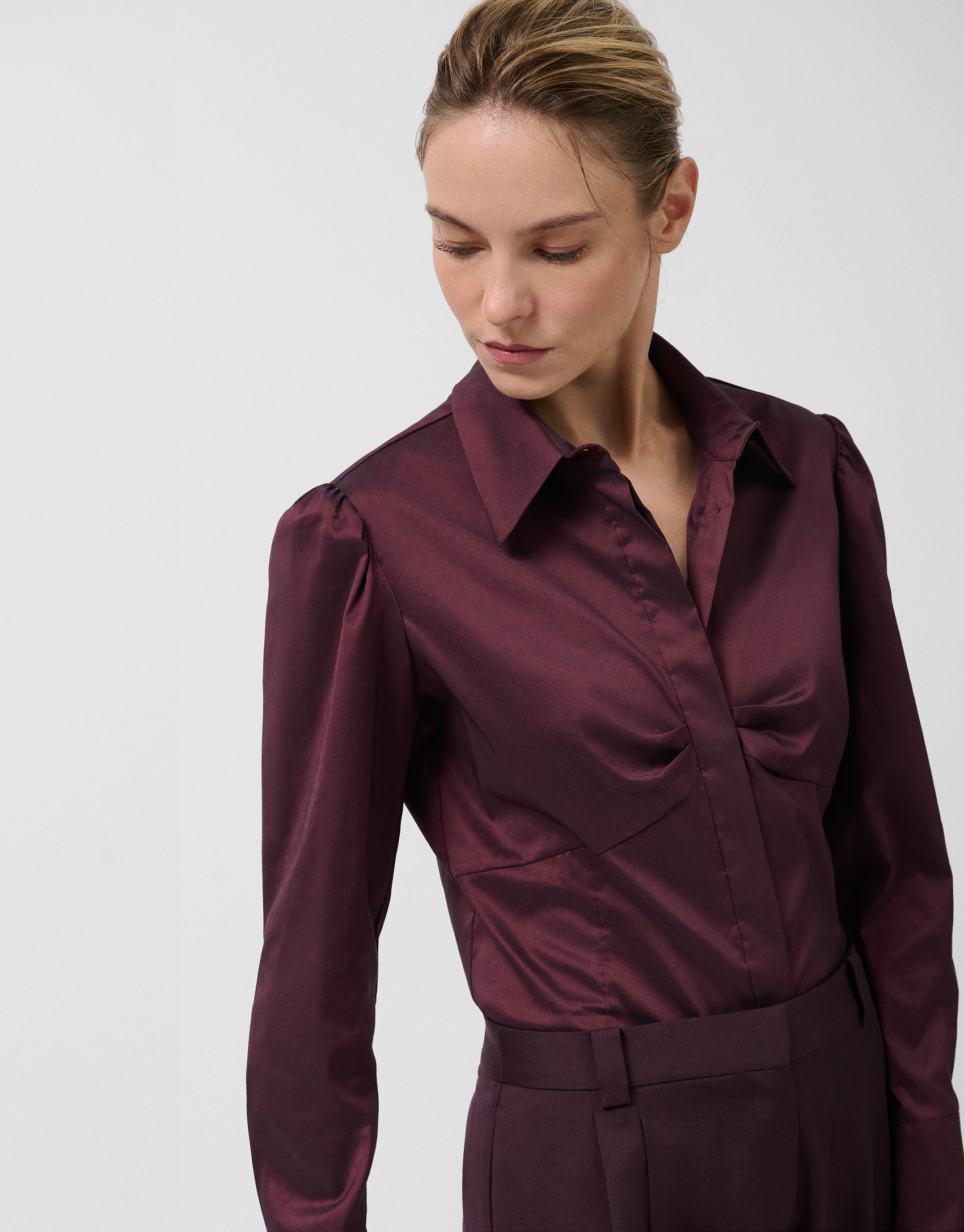 Camisa con pliegue en pecho color berenjena