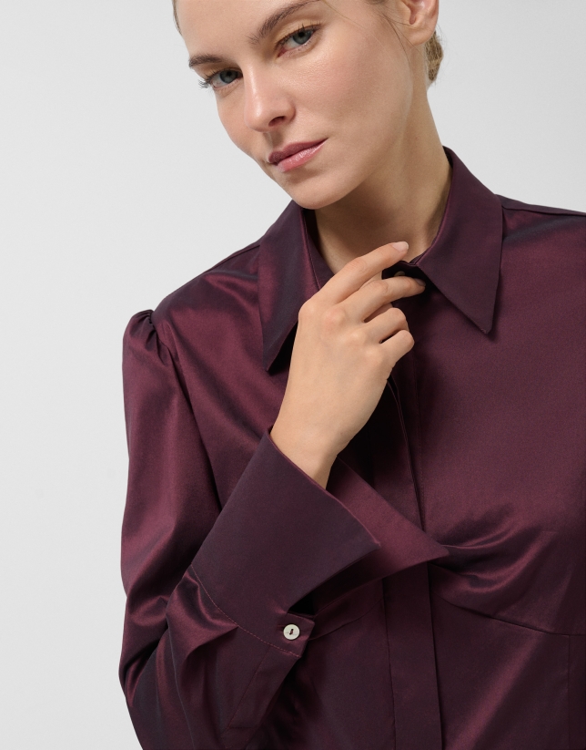 Camisa con pliegue en pecho color berenjena