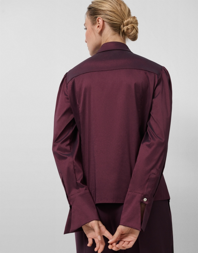 Camisa con pliegue en pecho color berenjena