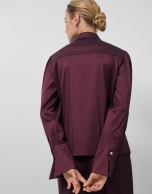Camisa con pliegue en pecho color berenjena
