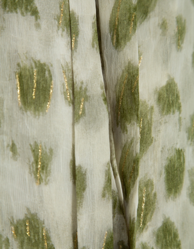 Blusa con volantes estampado manchas verdes