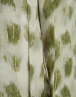 Blusa con volantes estampado manchas verdes