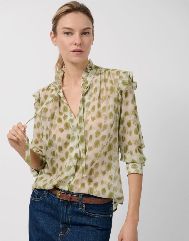 Blusa con volantes estampado manchas gris
