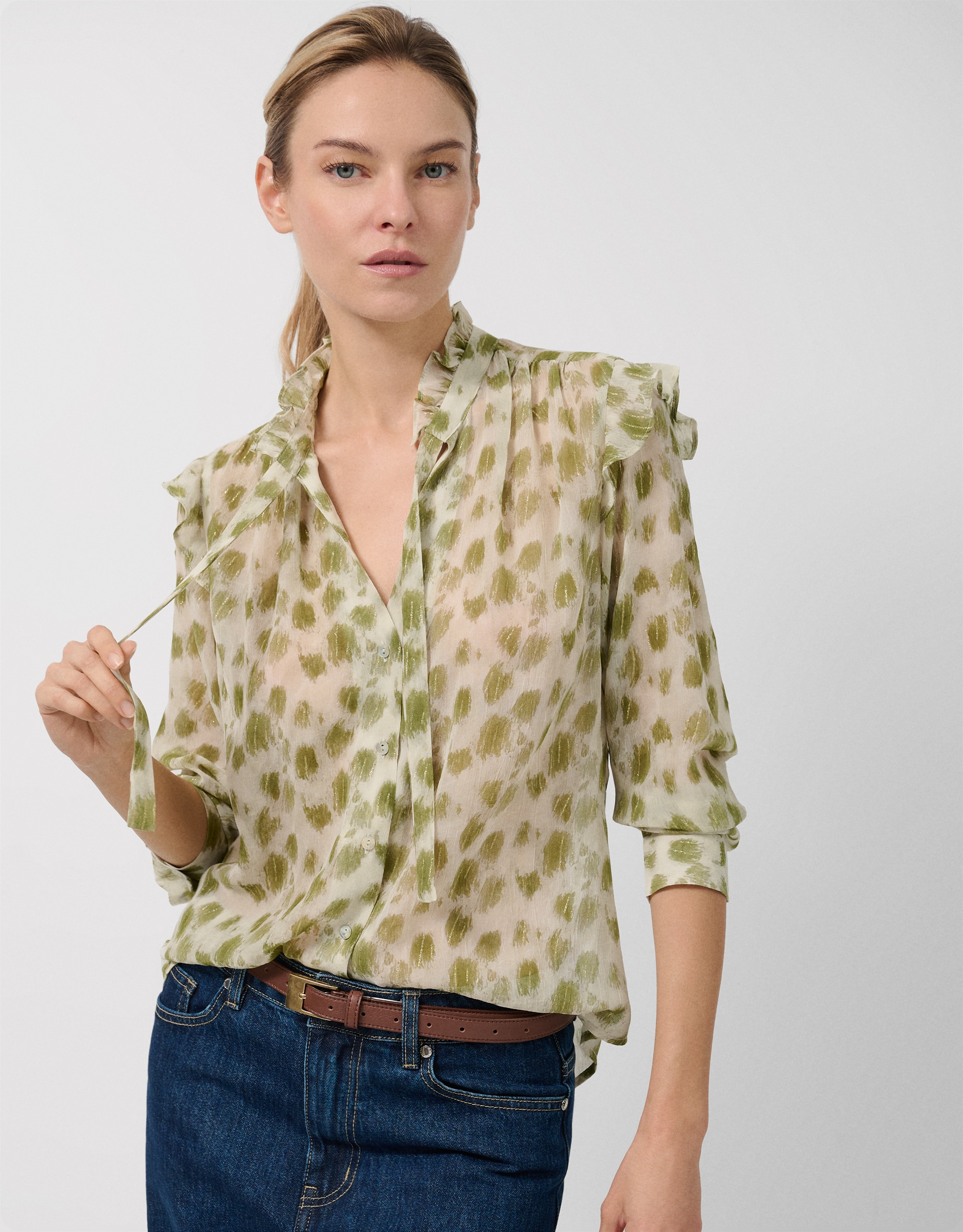 Blusa con volantes estampado manchas gris
