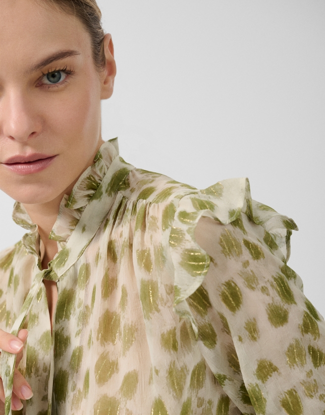 Blusa con volantes estampado manchas gris