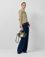 Blusa con volantes estampado manchas gris