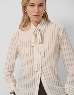 Camisa listas beige con lazada en cuello