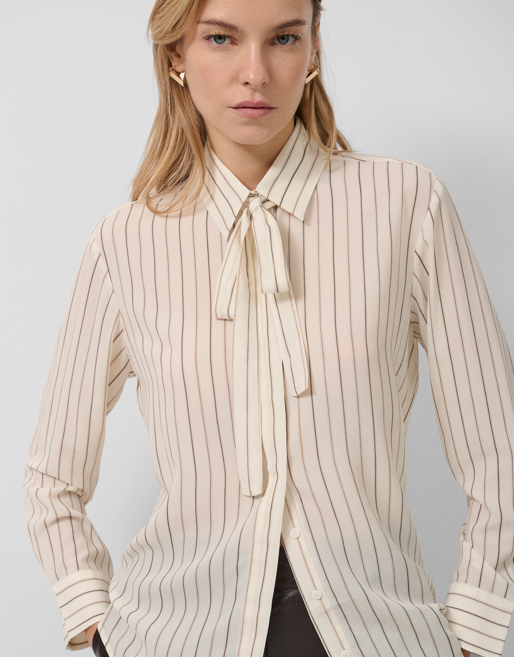 Camisa listas beige con lazada en cuello