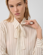Camisa listas beige con lazada en cuello