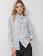 Camisa listas azules con lazada en cuello