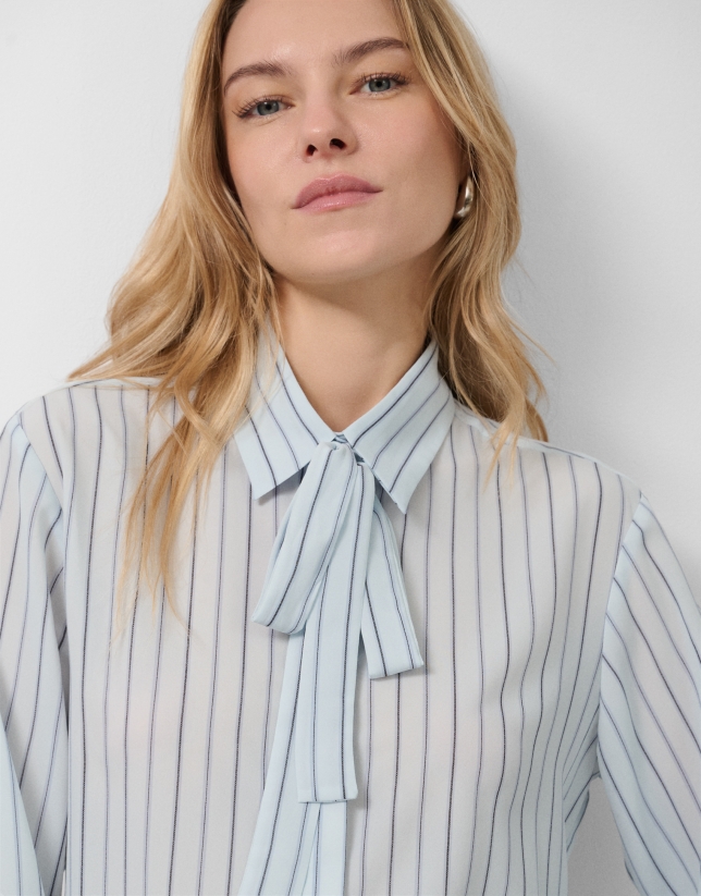 Camisa listas azules con lazada en cuello