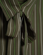 Camisa listas verdes con lazada en cuello