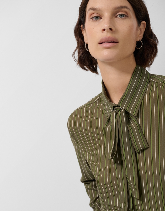 Camisa listas verdes con lazada en cuello