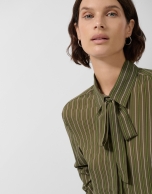 Camisa listas verdes con lazada en cuello
