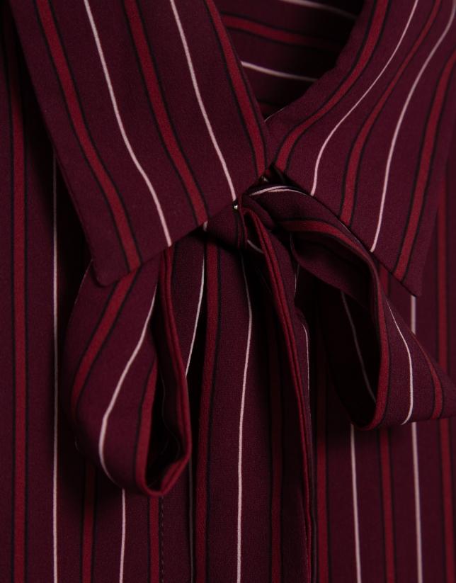 Camisa listas burdeos con lazada en cuello