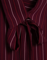 Camisa listas berenjena con lazada en cuello