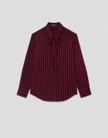 Camisa listas berenjena con lazada en cuello