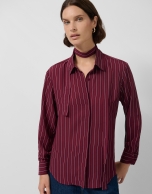 Camisa listas berenjena con lazada en cuello