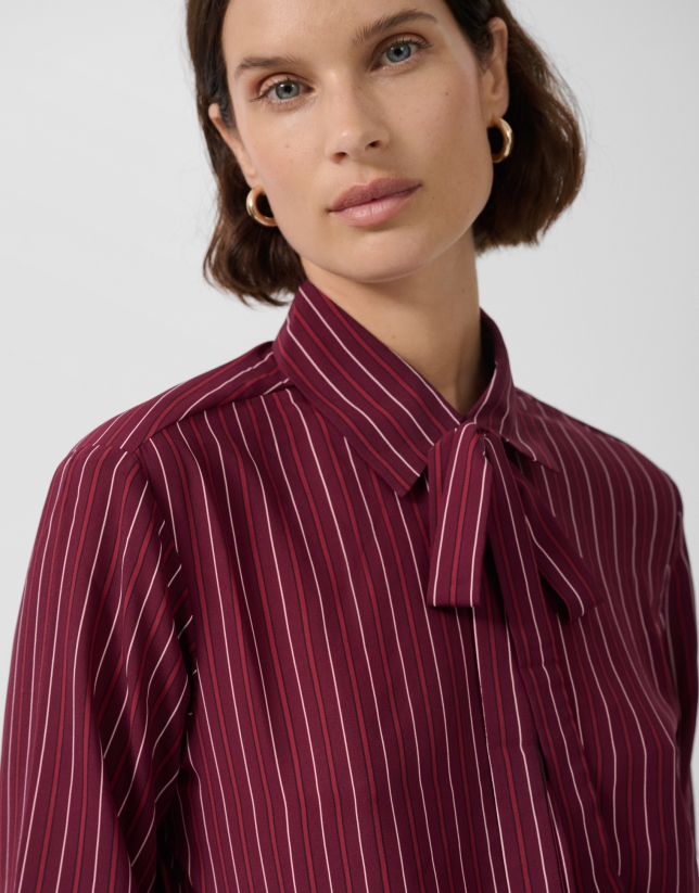 Camisa listas berenjena con lazada en cuello