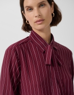 Camisa listas berenjena con lazada en cuello