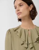 Blusa manga larga verde con volante