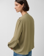 Blusa manga larga verde con volante