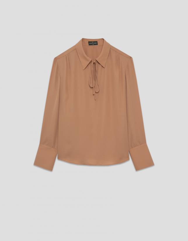 Blusa en crepé cámel con puños oversize