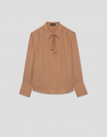 Blusa en crepé cámel con puños oversize
