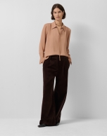 Blusa en crepé cámel con puños oversize
